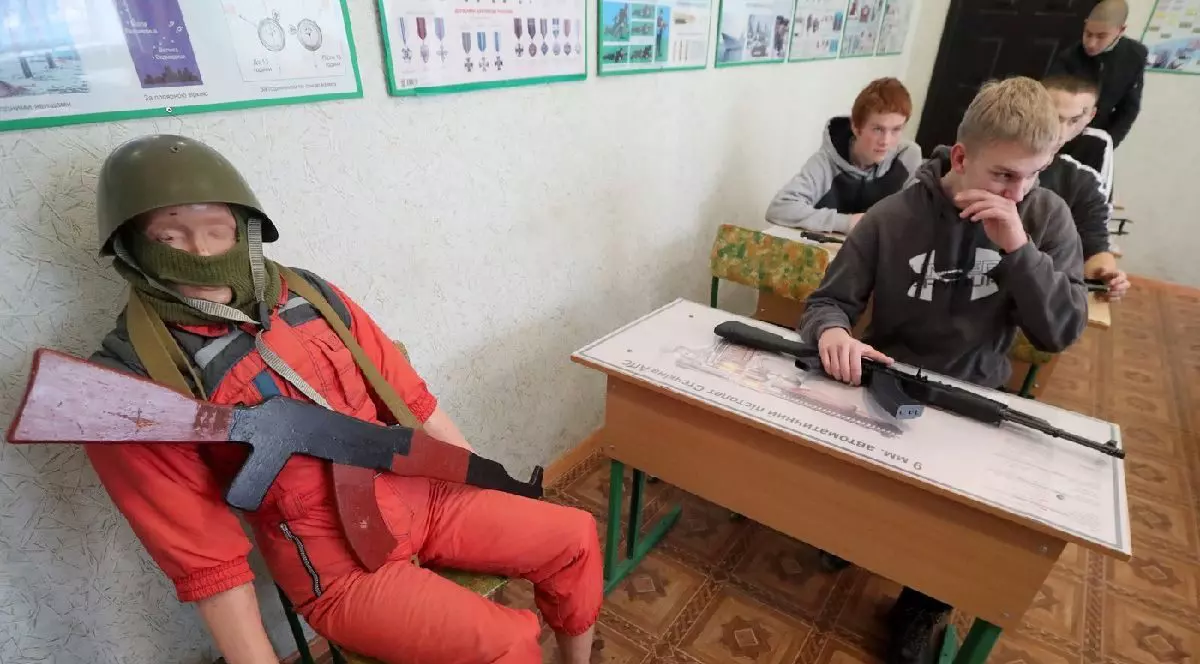 elevii în bănci, liceu din regiunea Kievului, Ucraina