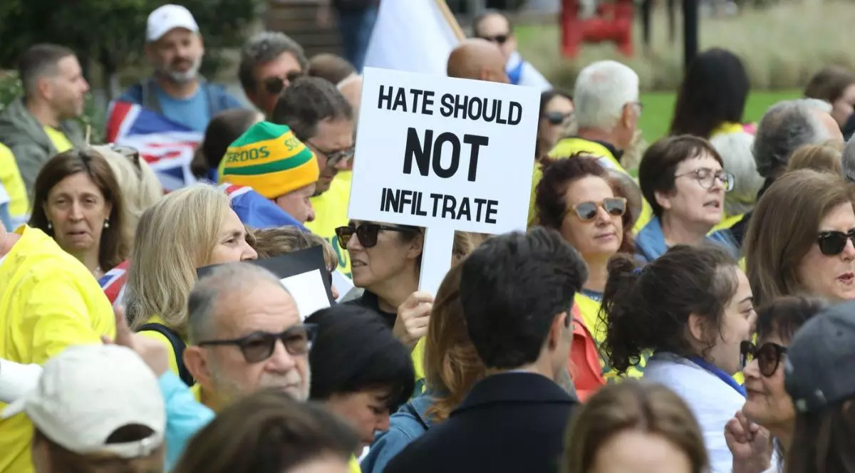 Sute de oameni s-au adunat la Syney în cadrul unui protest contra urii și rasismului. Oamenii au inclusiv pancarte la ei