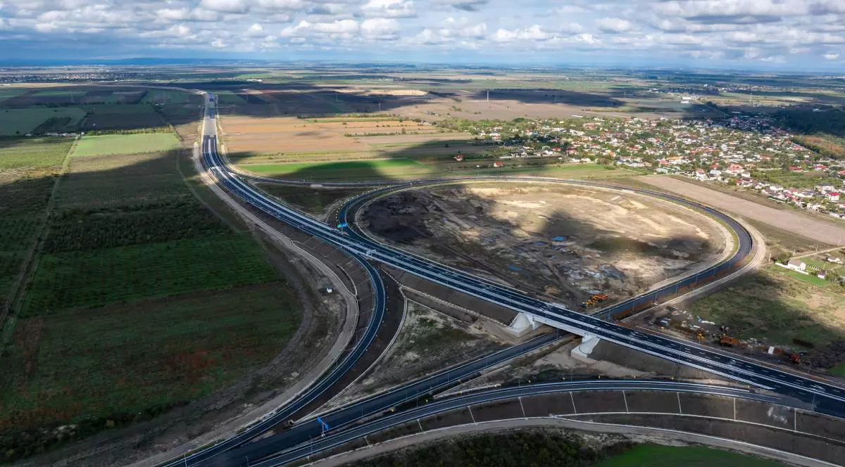 autostrada recent construit. nod rutier, traficul este redus