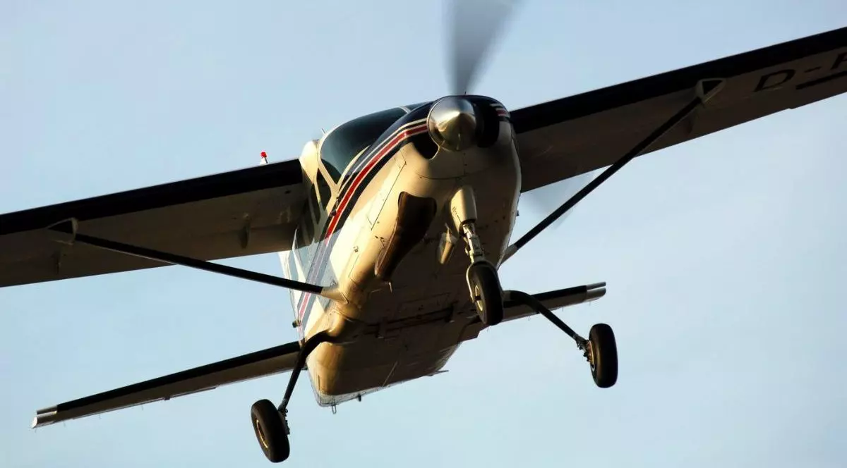 avion Cessna Caravan în zbor, văzut de jos