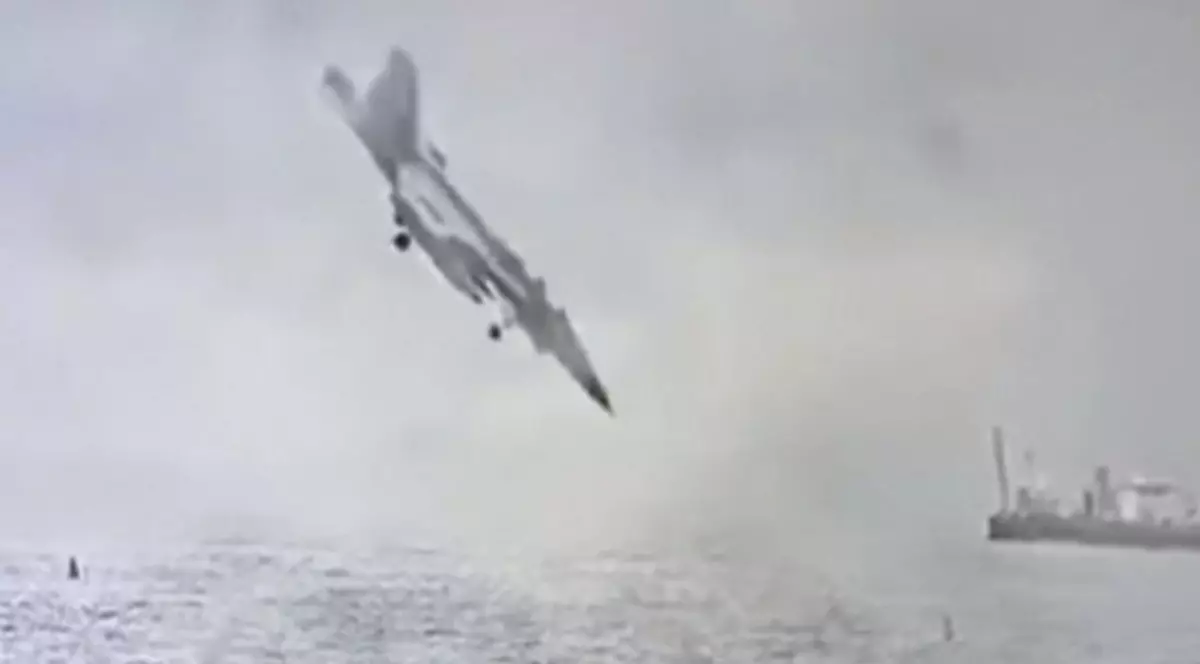 Momentul în care un avion american de luptă s-a prăbușit în portul San Diego | VIDEO