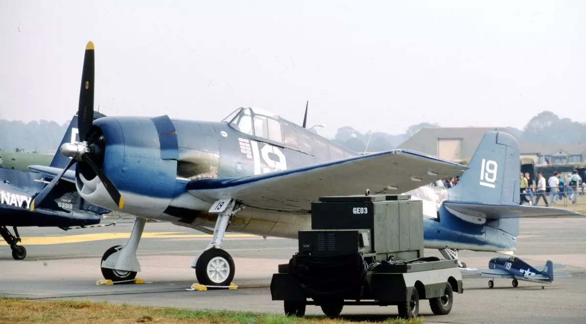 Avionul Grumman F6F-5K Hellcat G-BTCC cu însemnele VF-6 White 19, așa cum a fost pilotat de Alexandru Vraciu