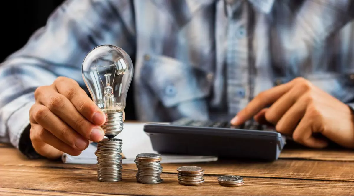 Cel mai mare &bdquo;b&#259;iat de&#537;tept&rdquo; din energie a s&#259;r&#259;cit pu&#539;in &icirc;n 2025. Curentul s-a scumpit cu 72% &icirc;ntr-un an