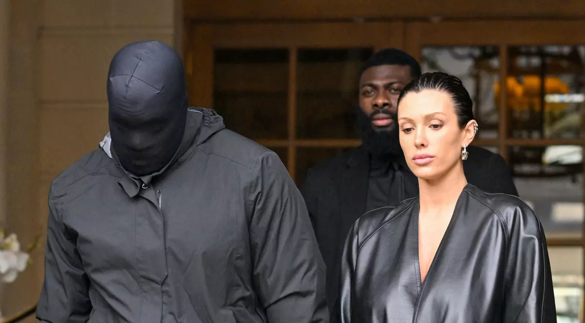 Kanye West cu mască în stânga și Bianca Censori în dreapta