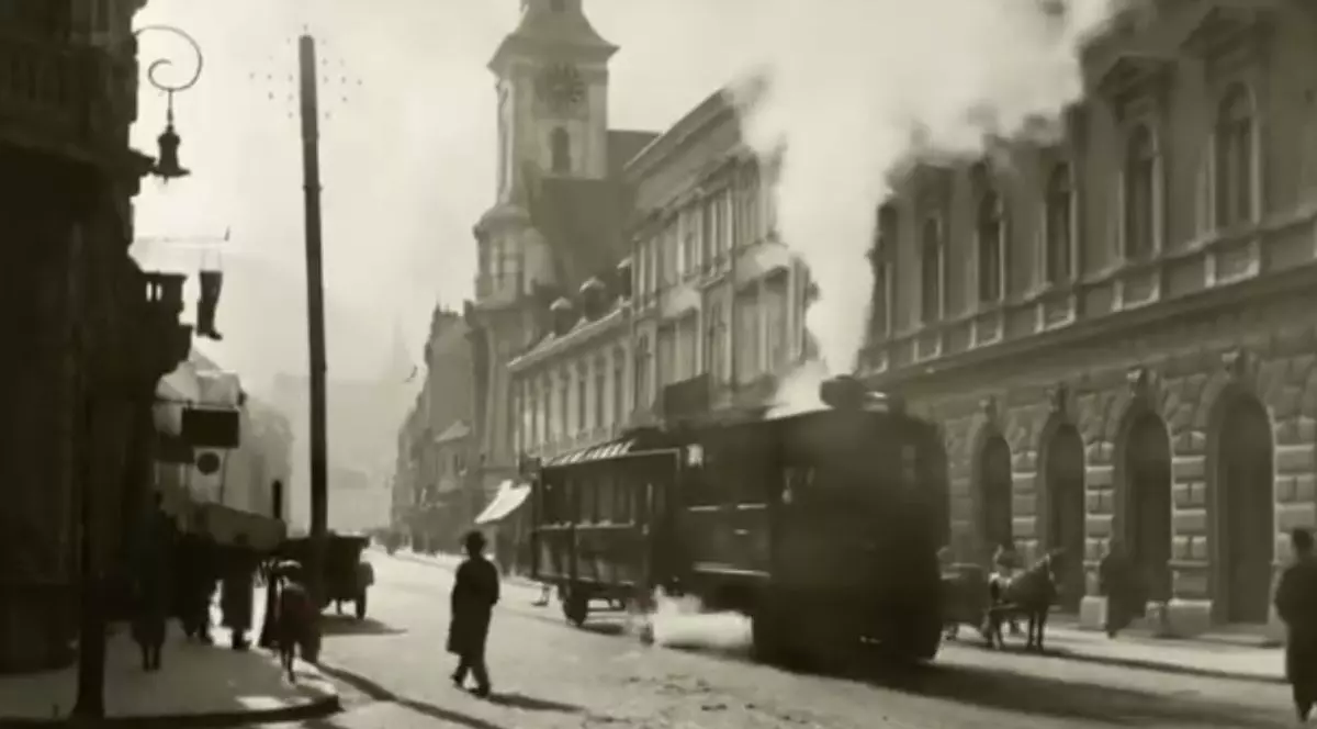 Imagine din Brașov, din urmă cu zeci de ani. Un tramvai trece prin centrul orașului
