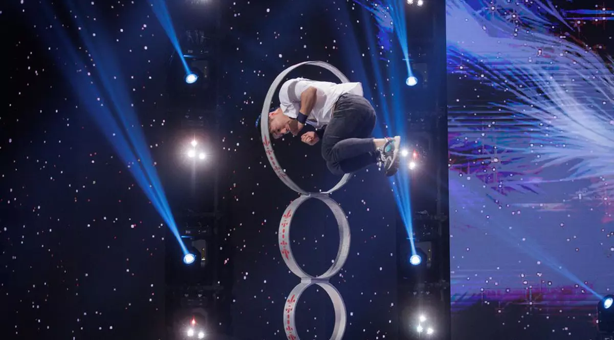 Hou Kai, primul Golden Buzz al sezonului 15 Românii au talent, a fost trimis în semifinală de Pavel Bartoș și Smiley. Povestea uluitoare a acrobatului de Cartea Recordurilor