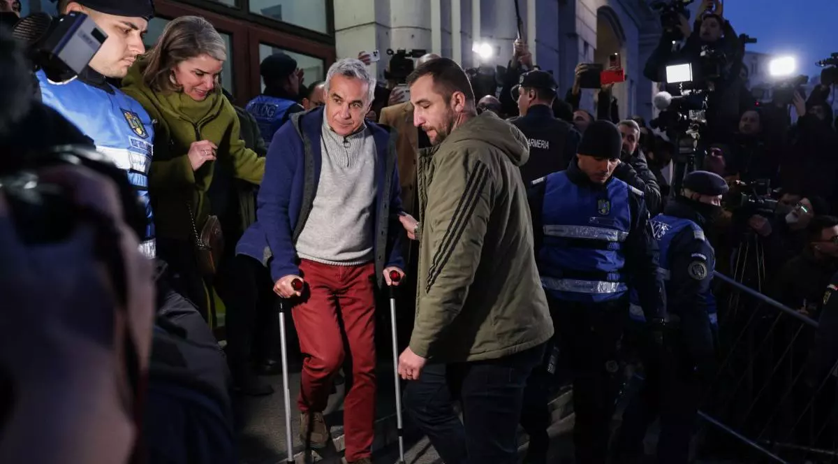 calin georgescu in carje dupa iesirea de la audieri de la parchetul general