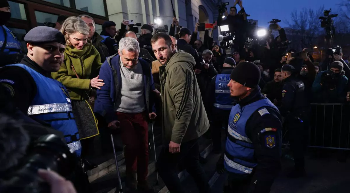 Călin Georgescu în cârje coborând treptele de la Parchetul General.