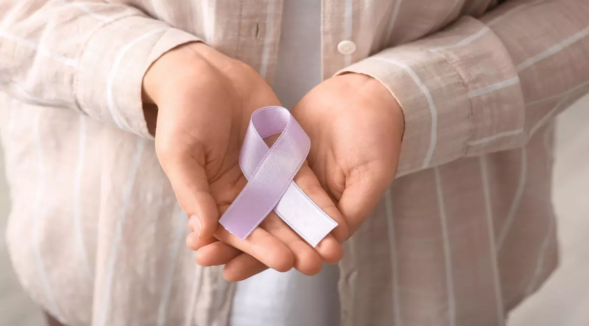 Femeie cu panglică de sensibilizare liliac, prim plan