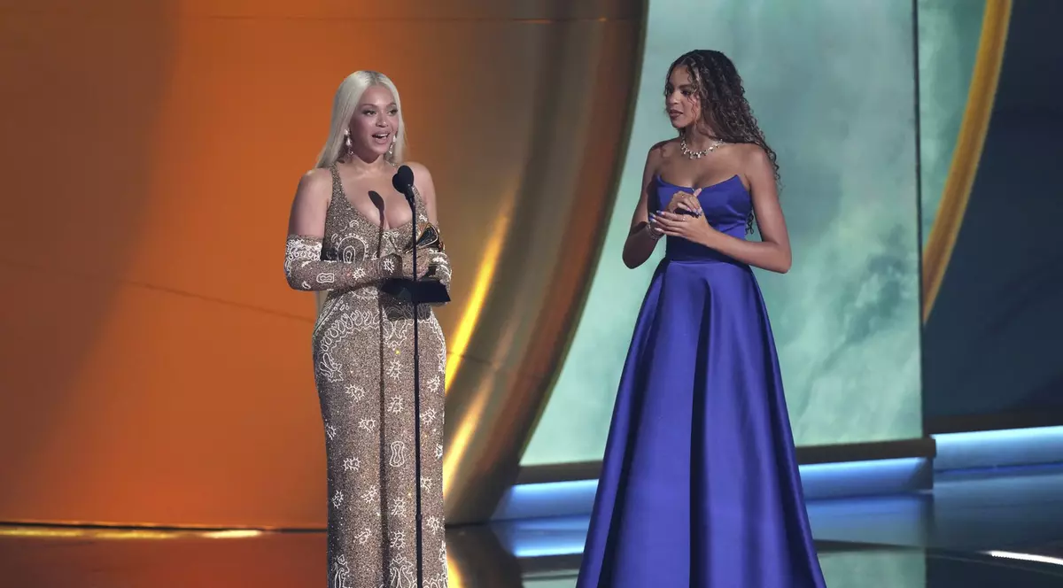 Beyonce și fiica Blue Ivy în dreapta la Premiile Grammy 2025