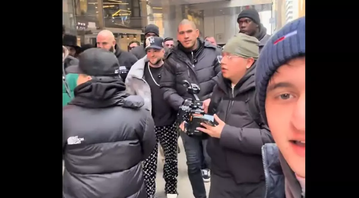 Tânărul român Răzvan Ghenea a primit un tean de bani de la Alex Pereira pe stradă în SUA