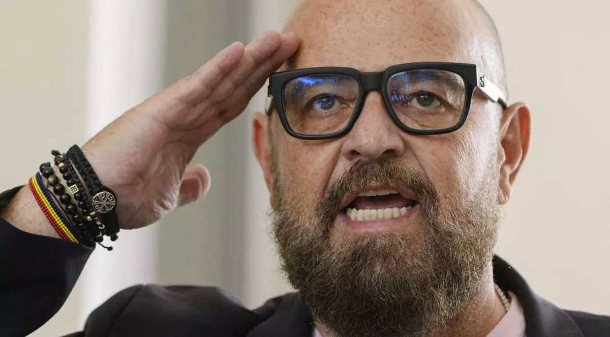 Cristian Popescu Piedone duce mâna la tâmplă în semn de salut