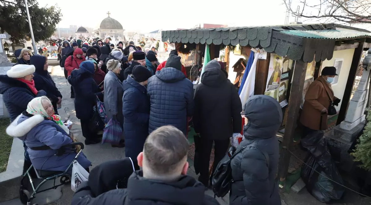 Coada de sute de oameni la mormântul preotului legionar Ilie Lăcătușu, 9 februarie 2025