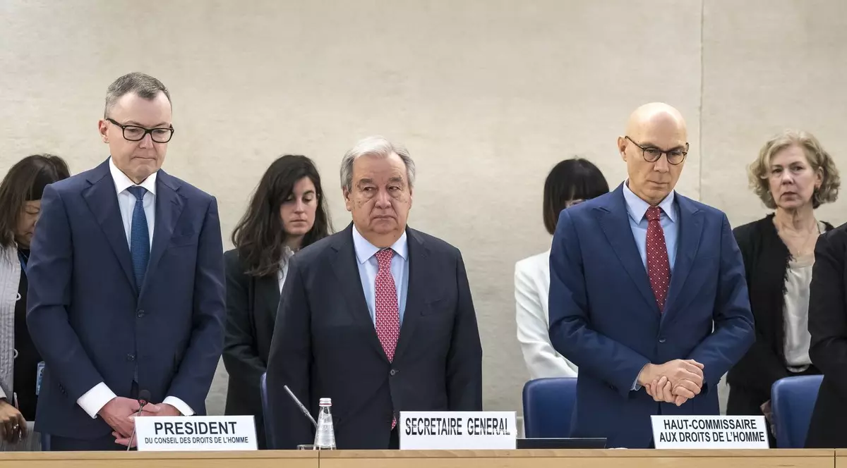 Comisarul Volker Turk (în prim-plan, dreapta) și secretarul general Antonio Guterres (centru) țin un minut de reculegere pentru victimele agresiunilor Foto: Profimedia
