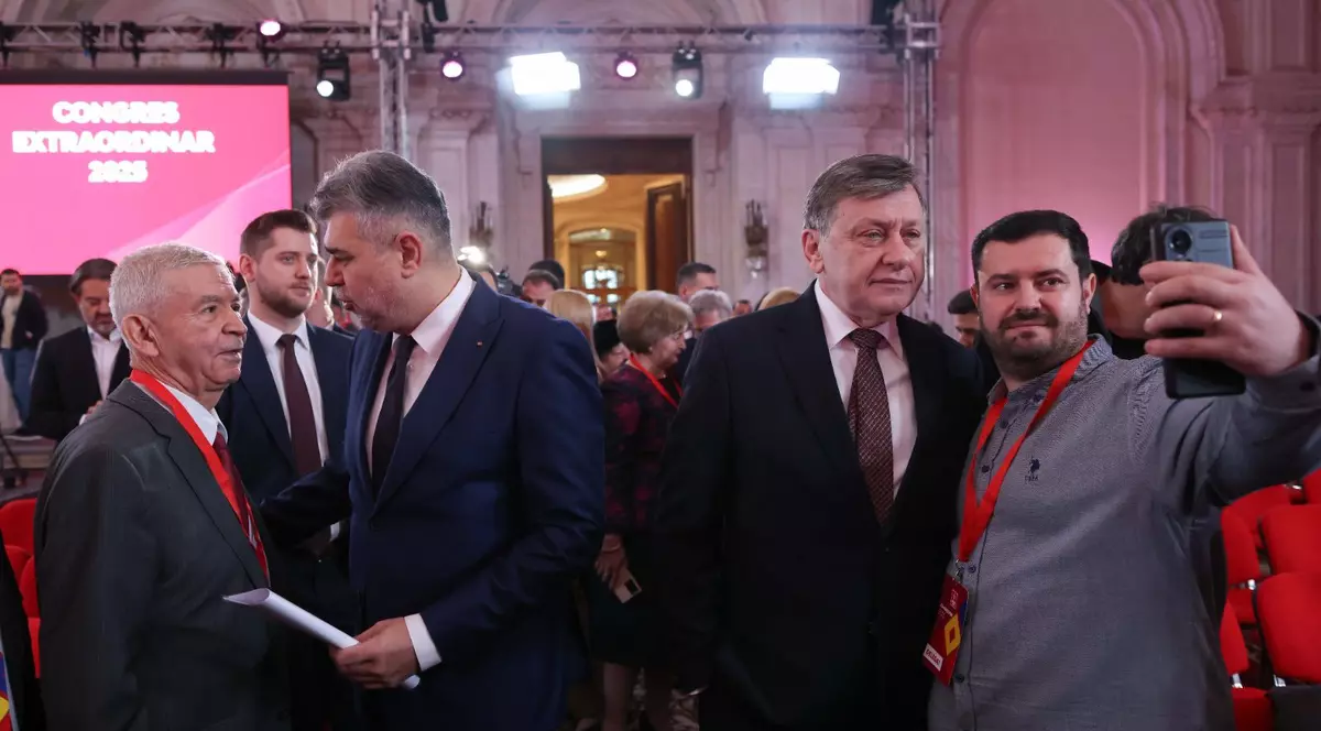 în stânga mijloc, Marcel Ciolacu, în dreapta mijloc Crin Antonescu pozează pentru un selfie la congresul extraordinar PSD - 2 februarie 2025