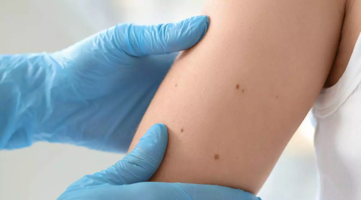 mana unui pacient in timpul unui control al doctorului