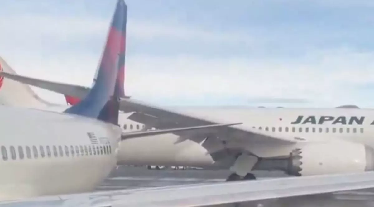 Un avion Delta Airlines s-a ciocnit la sol cu o aeronavă Japan Airlines, pe o rampă de lansare a Aeroportului Seattle 