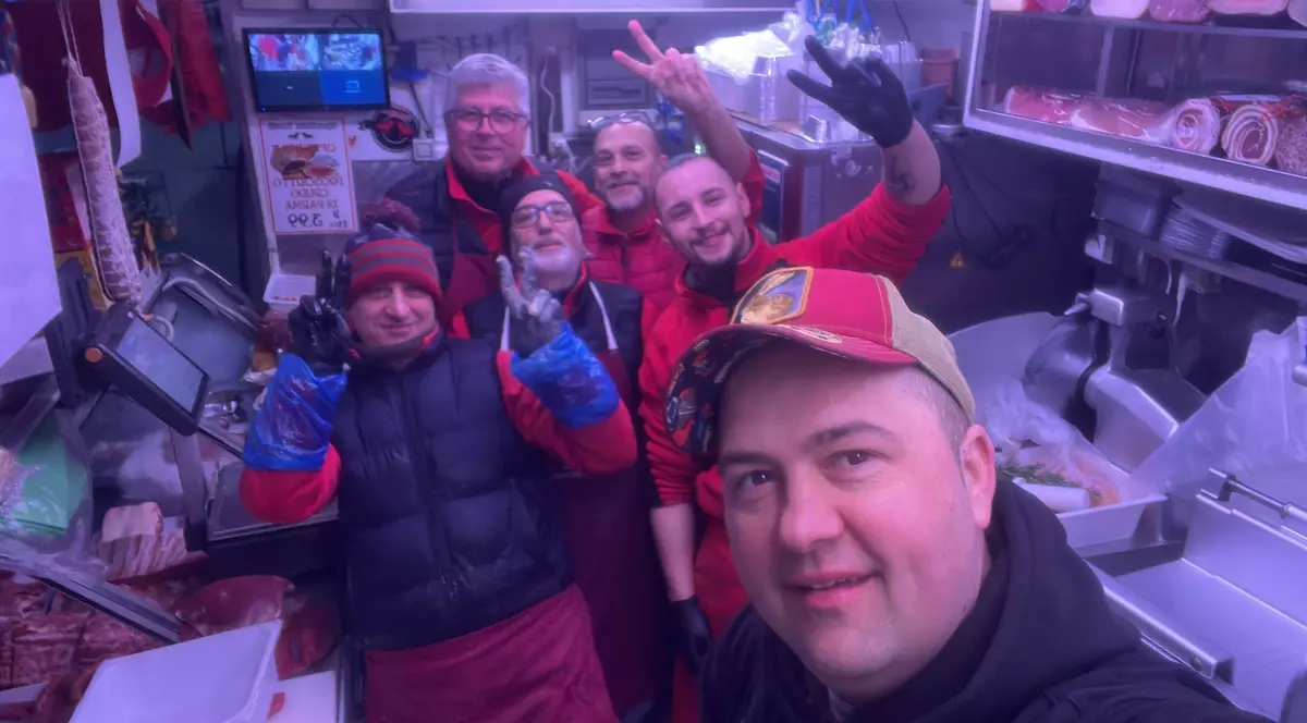 Gabriel Arghir alături de angajații din primul său magazin din Italia. FOTO: arhivă personală