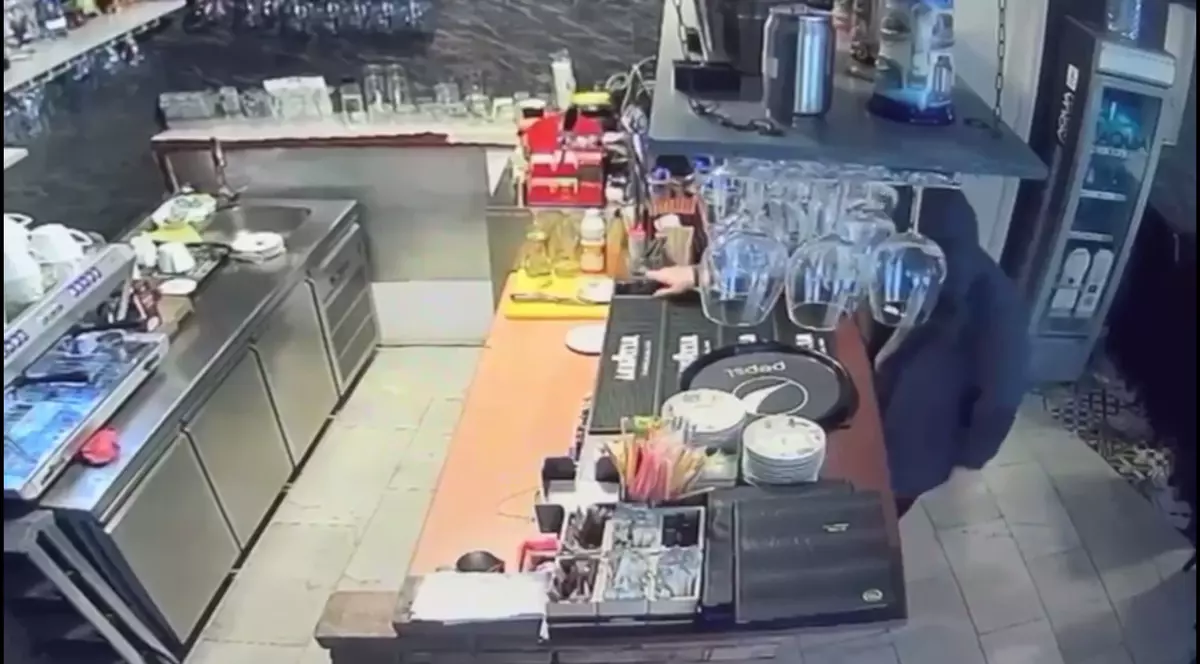 Cum a furat un fost concurent la Top Chef un telefon dintr-un restaurant din București. Totul a fost filmat