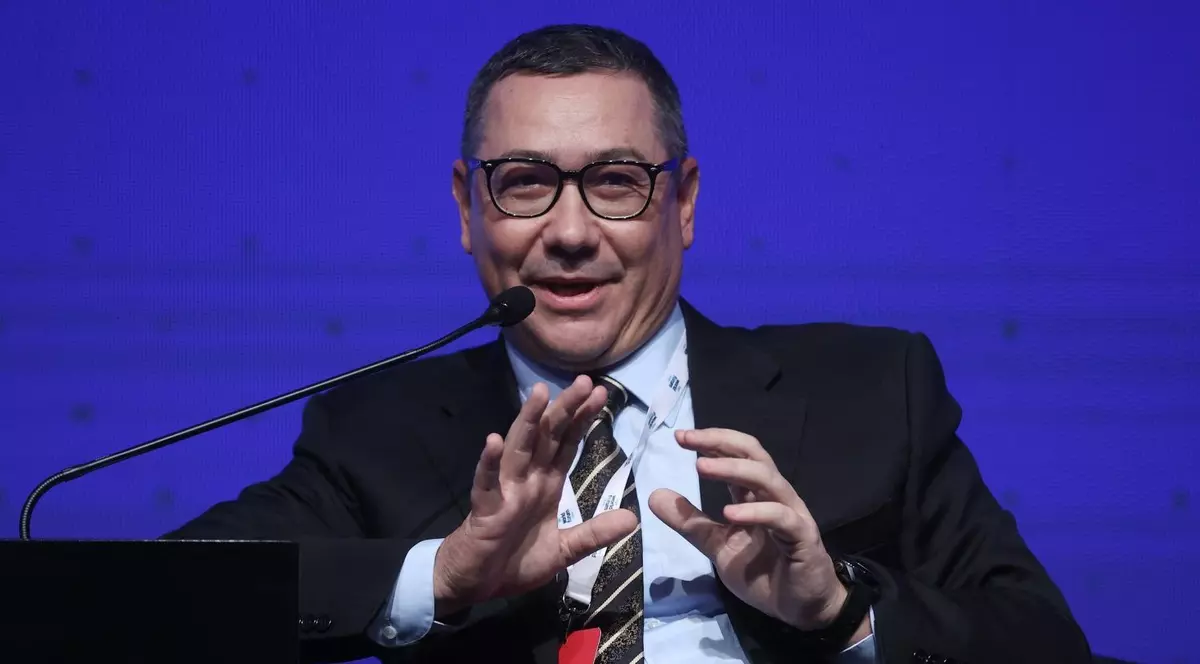 Victor Ponta, candidat independent la alegerile prezidențiale, vorbește la microfon și explică cu mâinile