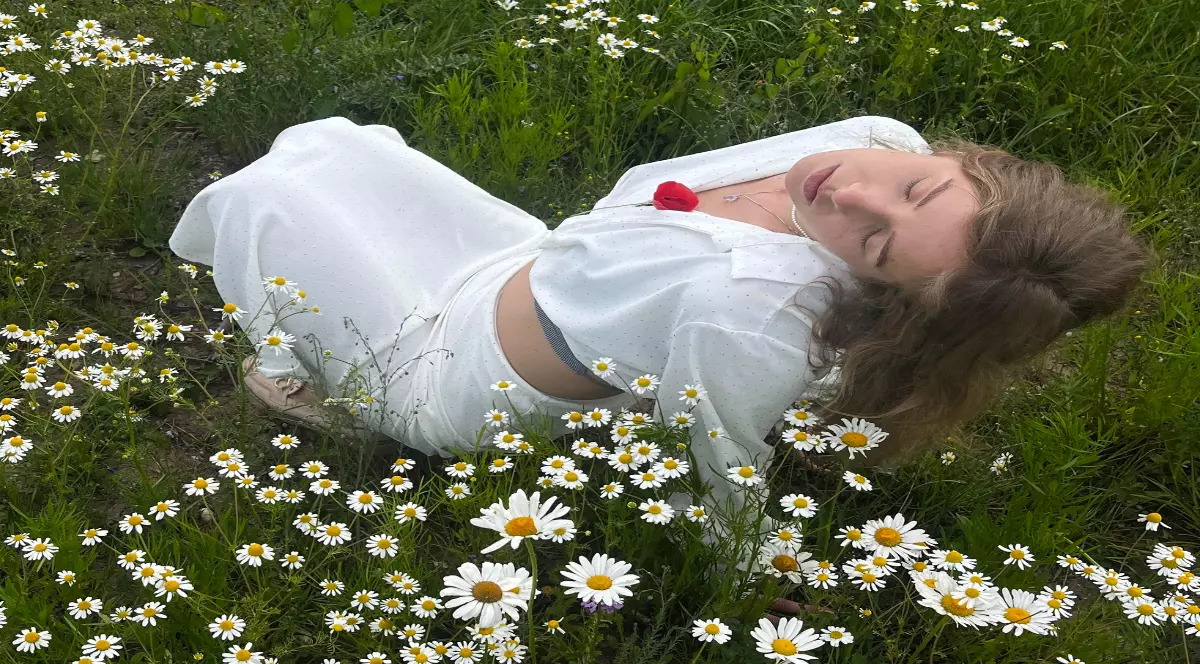 Femeia din Ucraina care a fost ucisă, îmbrăcată în alb