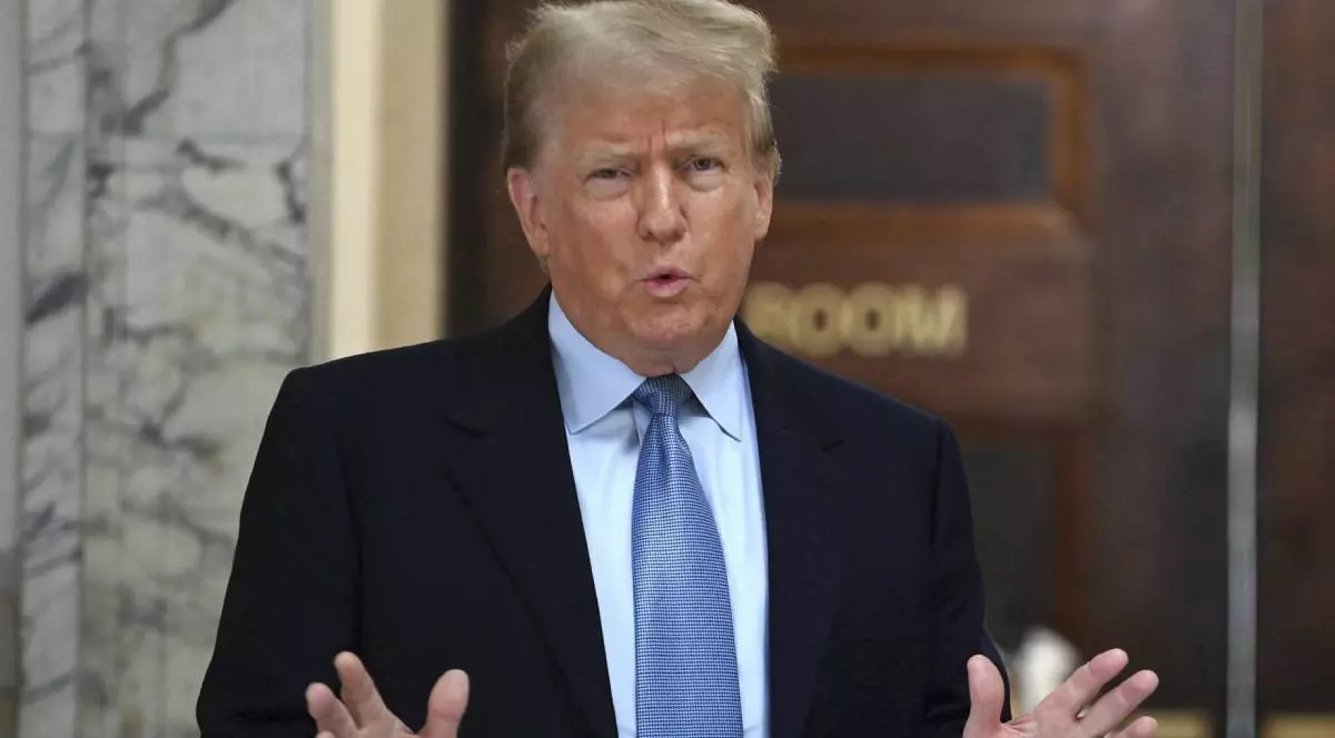 donald trump imbracat cu un sacou negru,camasa alba si cravata