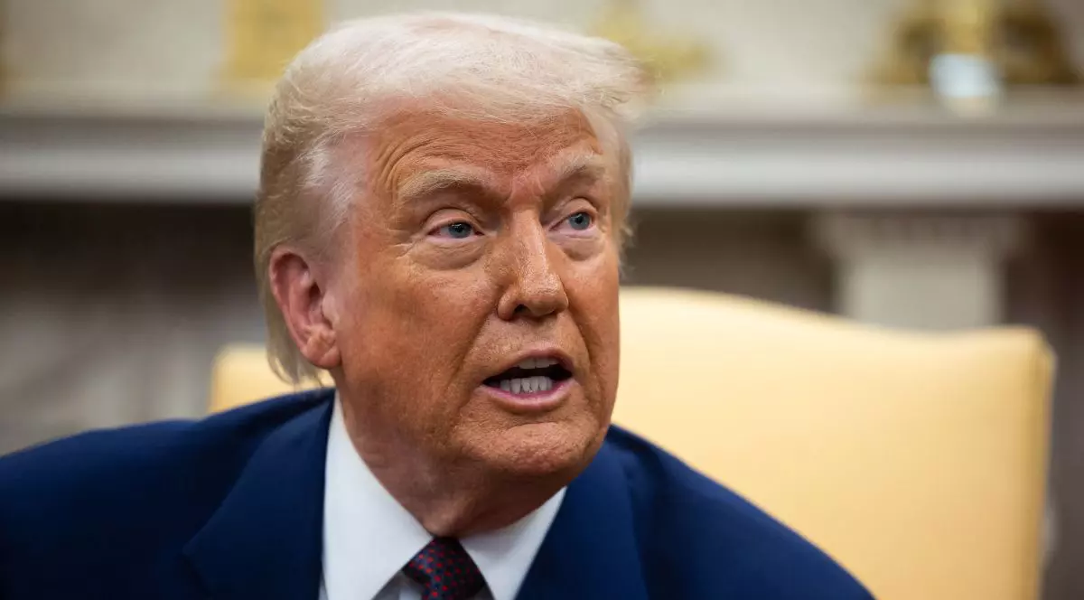 Donald Trump, președintele Statelor Unite ale Americii, îmbrăcat într-un costum de culoare albastră, cu Biroul Oval pe fundal, în blur