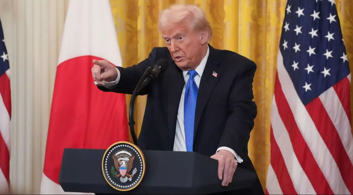 07 februarie 2025, Regatul Unit, Washington: Președintele american Donald Trump vorbește în timpul unei conferințe de presă cu premierul japonez Shigeru Ishiba după întâlnirea lor de la Casa Albă. Republicanul este îmbrăcat la costum și este agitat, arătând cu degetul către cineva