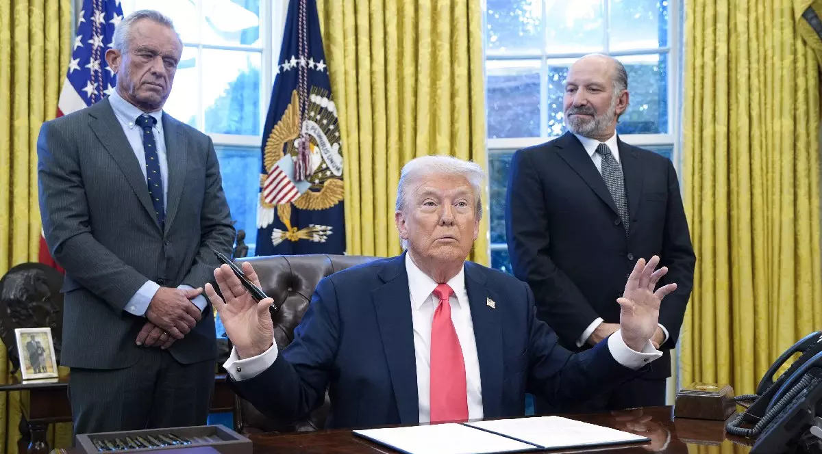 Președintele american Donald Trump vorbește cu reporterii alături de secretarul HSS Robert F. Kennedy Jr. și de secretarul nominalizat pentru Comerț Howard Lutnick (R) în Biroul Oval al Casei Albe din Washington la 25 februarie 2025.