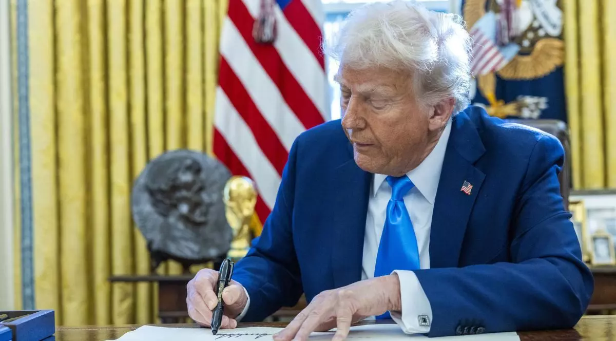 Președintele american Donald Trump semnând un mandat pentru în timpul unei ceremonii de semnare în Biroul Oval al Casei Albe din Washington, DC, SUA, 4 februarie 2025.