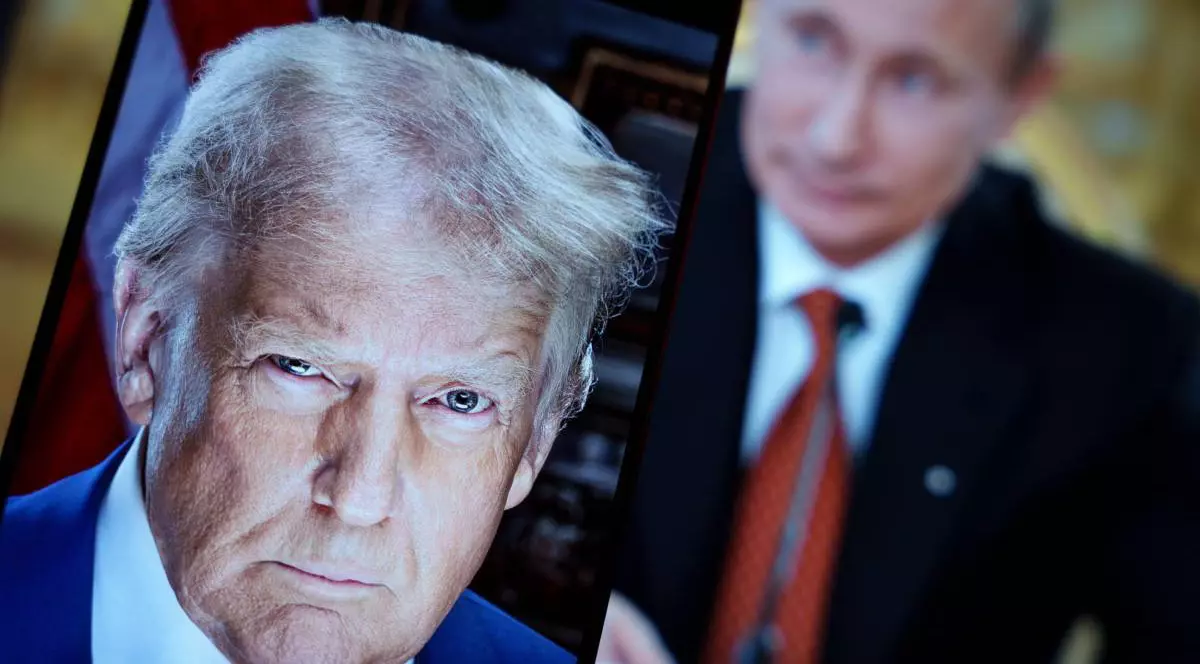 imagine pe un telefon mobil cu donald trump, pe fundal fotografia lui vladimir putin