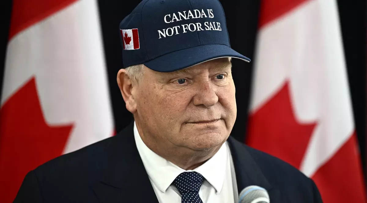 Doug Ford, politicianul care conduse răspunsul împotriva amenințărilor lui Donald Trump, cu o șapcă inscripționată „Canada nu este de vânzare” Foto: Profimedia