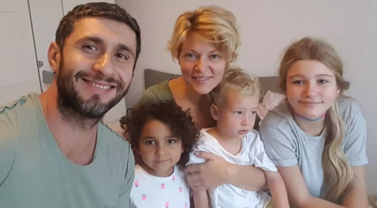 Dragoș Bucur și Dana Nălbaru, alături de cei trei copii