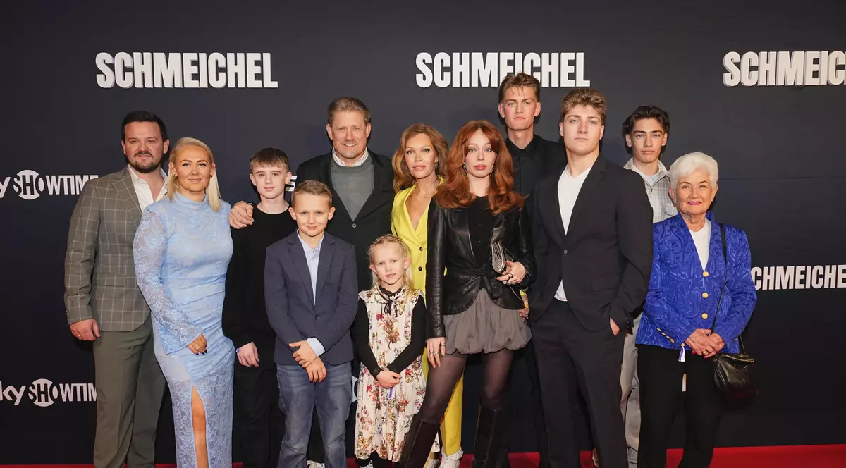 Peter Schmeichel împreună cu familia sa la lansarea documentarului. FOTO: SkyShowtime