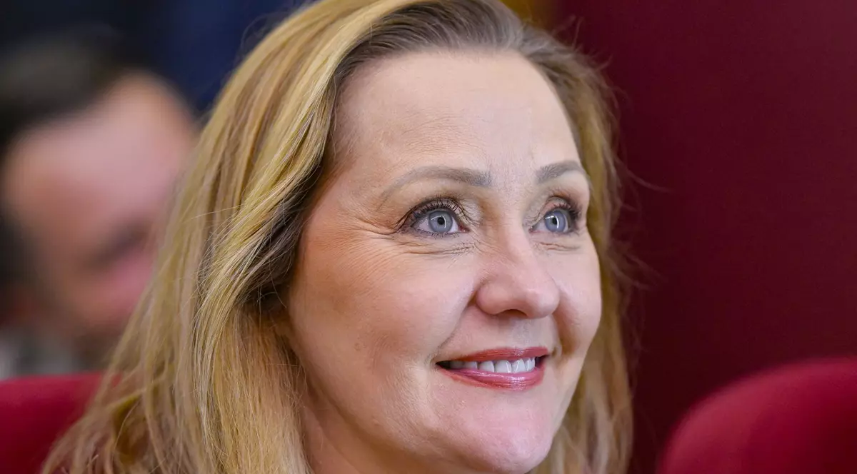 Poză cu Elena Lasconi zâmbind