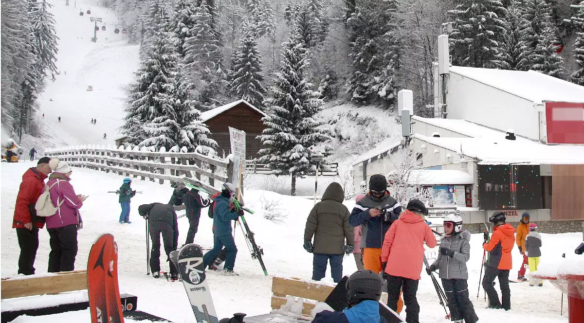 Turistii asteapta la rand accesul la telescaunul din Poiana Brasov, miercuri, 1 februarie 2023.
