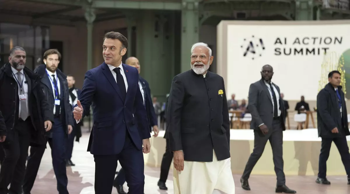 Emmanuel Macron, lângă Prim-Ministrul Indiei, Narendra Modi, în timpul summit-ului Action AI de la Paris.