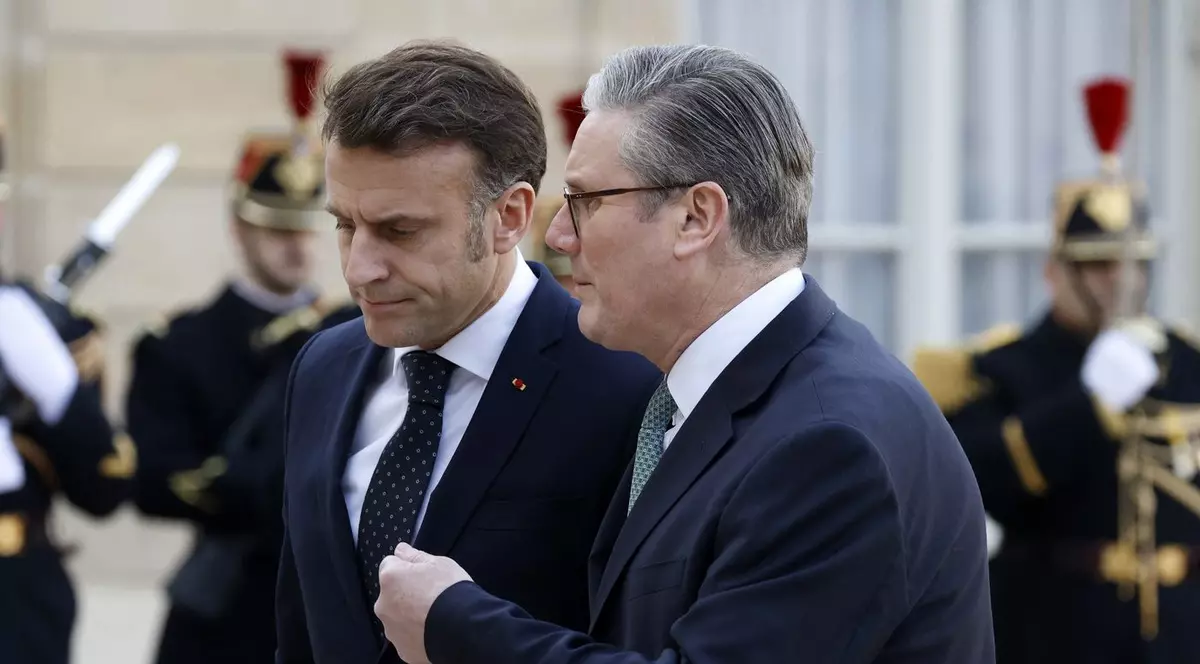 Emmanuel Macron îl primește la Palatul Elysee pe premierul britanic Keir Starmer (în prim-plan) Foto: Profimedia