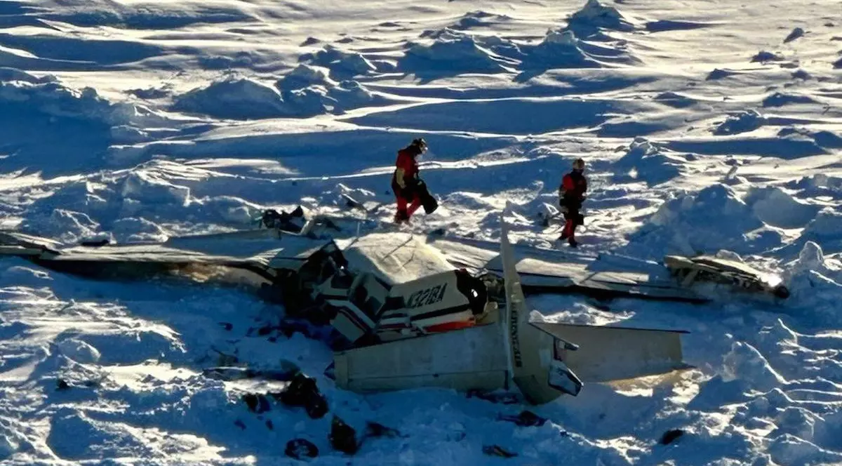 Epava avionului de mici dimensiuni căzut în Alaska a fost găsită pe un câmp de gheață