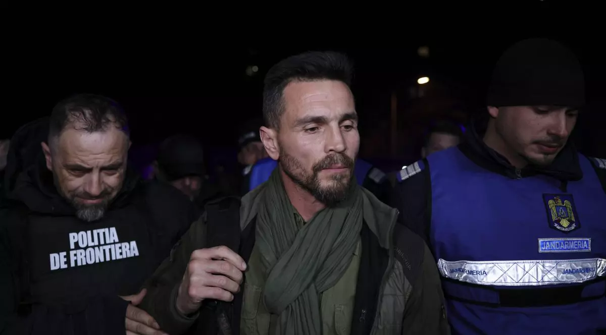 Bărbat dus la audieri la audieri la Parchetul General, cu fular verde la gât și geacă neagră. Lângă el sunt doi polițiști.