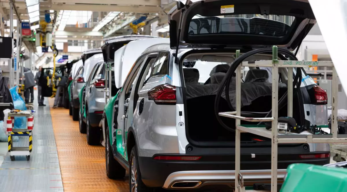 mai multe masini gri in intr-o fabrica auto