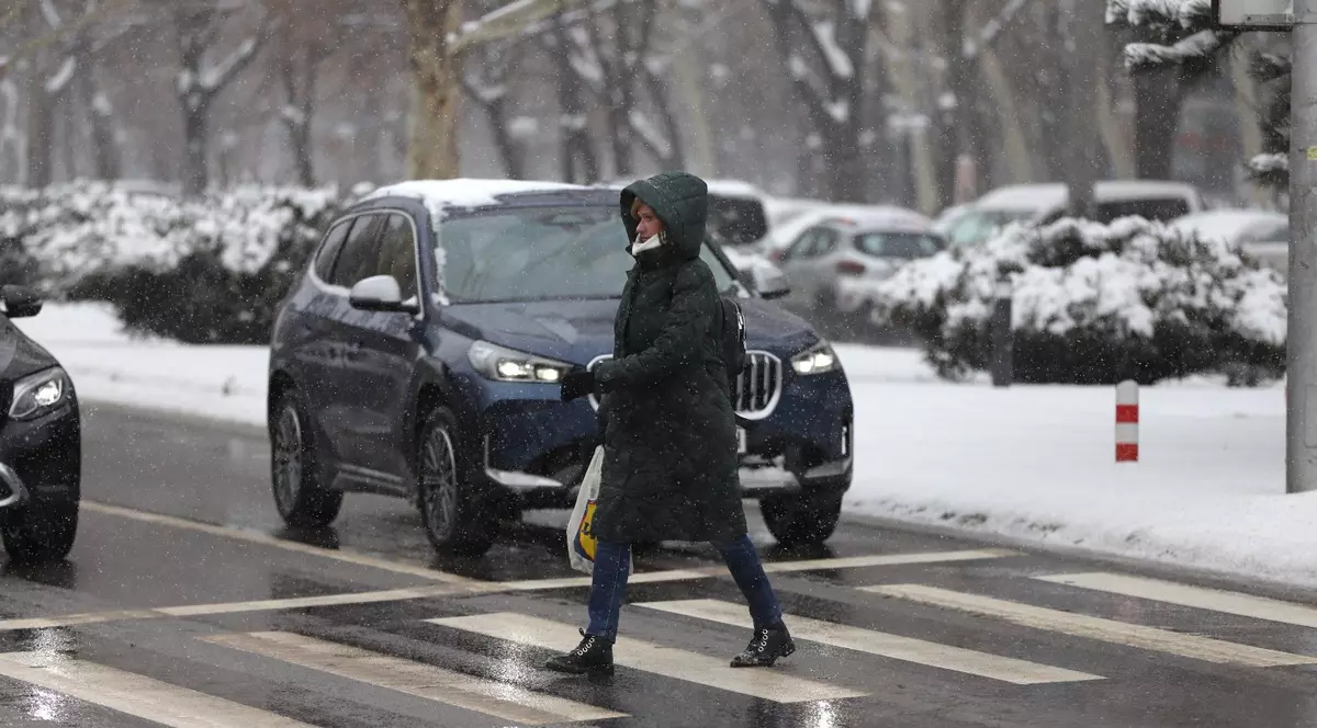 Femeie surprinsă în timp ce traversează strada