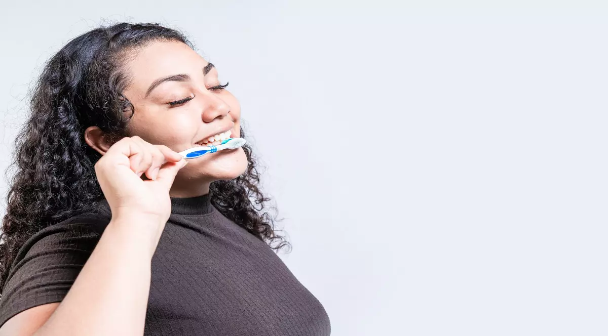 o fata care se spală pe dinți