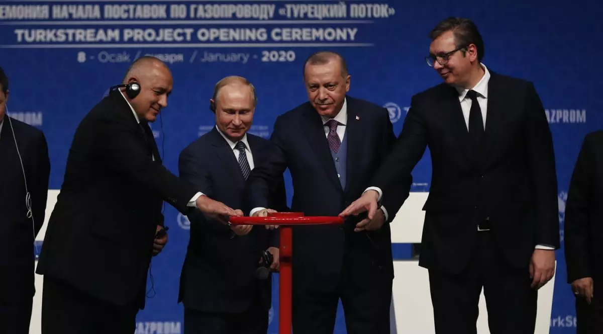 Prim-ministrul bulgar Boyko Borisov (stânga), președintele Rusiei Vladimir Putin, președintele Turciei Recep Tayyip Erdogan și președintele Serbiei Aleksandar Vucic deschid simbolic un robinet în timpul unei ceremonii la Istanbul, pentru inaugurarea conductei TurkStream, 8 ianuarie 2020