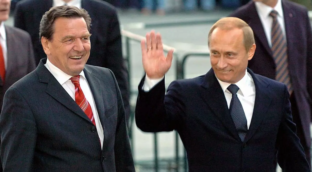 Gerhard Schröder (stânga) și Vladimir Putin (dreapta) în aprilie 2004 Foto: Profimedia