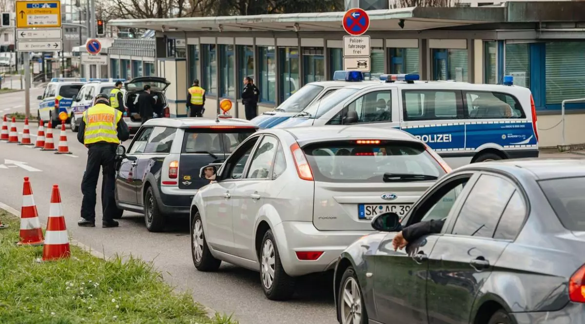 Ofițer în Germania verifică traficul de mașini, Germania - 16 martie 2020. Sursă: Profimedia