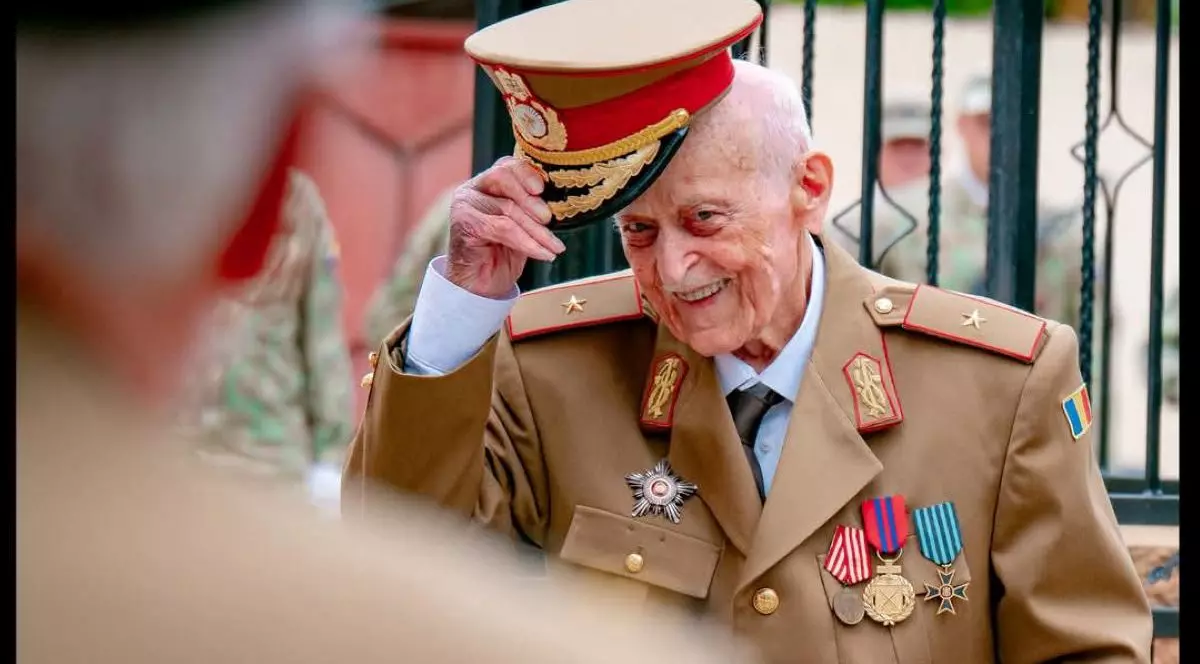 Gheorghe Prunduș îmbrăcat în uniformă militară și cu zâmbetul pe buze