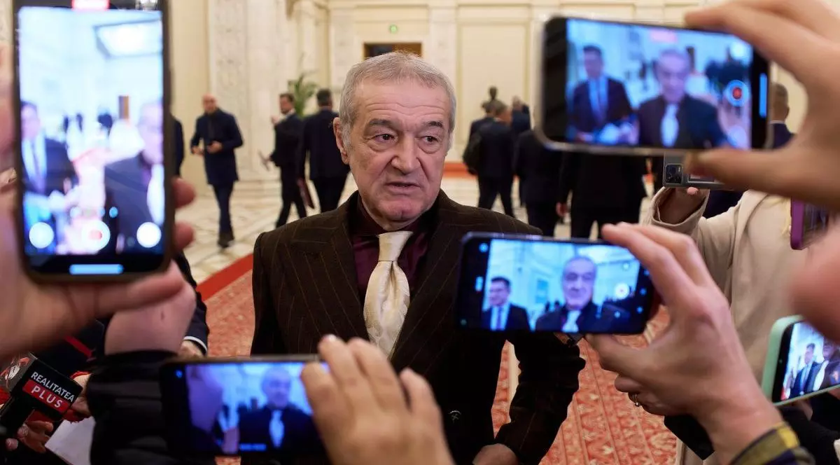 George Becali, finanțatorul echipei de fotbal FCSB, nou ales deputat pentru Alianța pentru Uniunea Românilor (AUR), răspunde la întrebările jurnaliştilor, la Palatul Parlamentului din București, 20 decembrie 2024