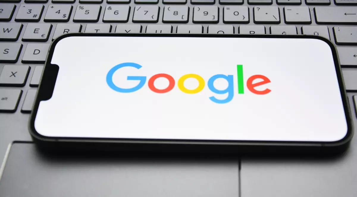 Un telefon pe care este accesat Google