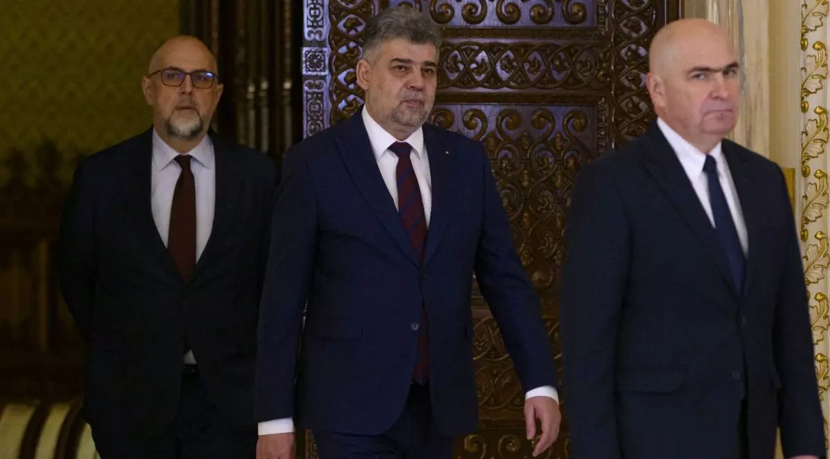 Kelemen Hunor, Marcel Ciolacu și Ilie Bolojan, de la stânga la dreapta, participă la o ceremonie la Cotroceni